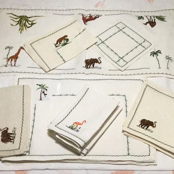 Vintage Embroidered Animal Table Coverings. 32 pcs - Picture 1 of 7